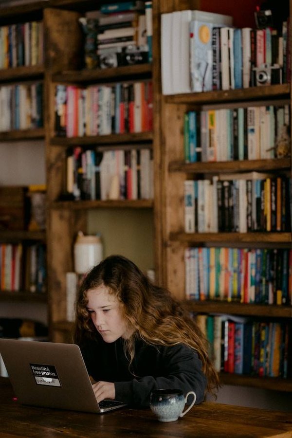 Les avantages et les inconvénients de l'enseignement à distance à l'école