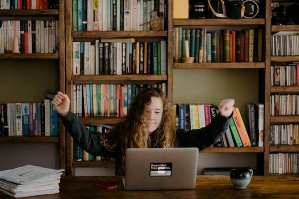 Avantages et inconvénients de l'enseignement à distance à l'école